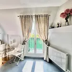 Charming Parisian