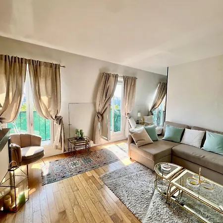 Charming Parisian Paryż